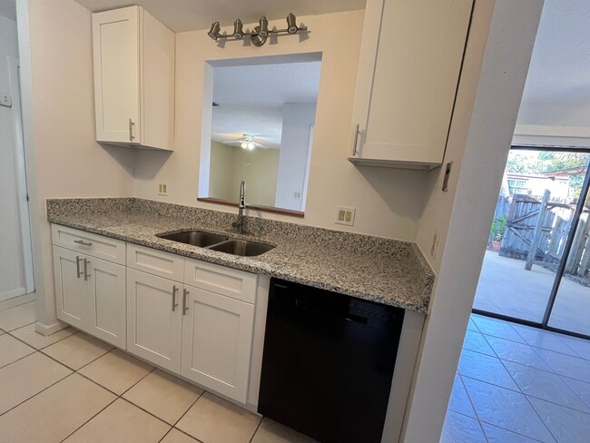 Building Photo - OVERSIZED 2 bedroom 2.5 bath townhouse in ...