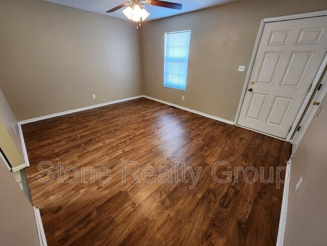 Foto del edificio - 2470 E Clayton Dr