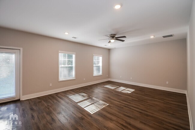 Building Photo - 67 Greyfield Dr