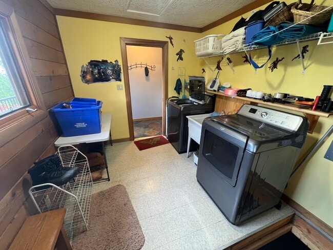 Photo du bâtiment - 3211 W Rd