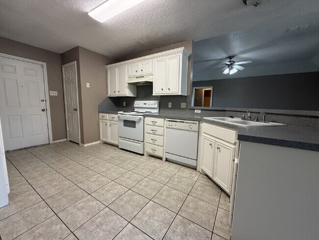 Foto del edificio - "Charming 3-Bed, 3-Bath Home in Lubbock – Spacious 1,575 Sq Ft Retreat!"