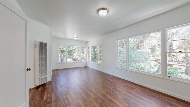 Foto del edificio - 1158 Norwood Ave