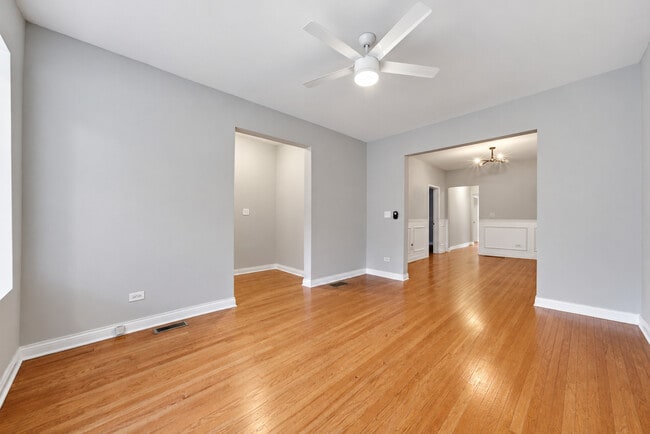 Building Photo - 5039 W Cullom Ave
