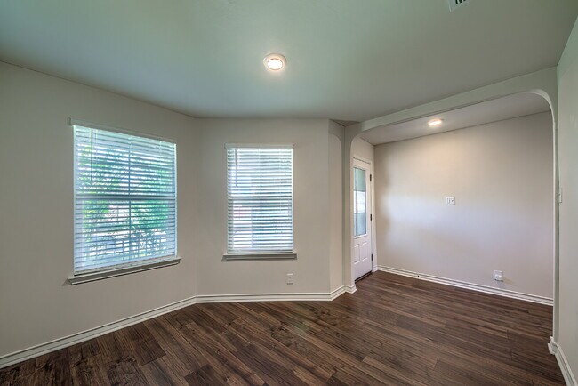 Foto del edificio - Stunning 4 bedroom offering 50% off the fi...