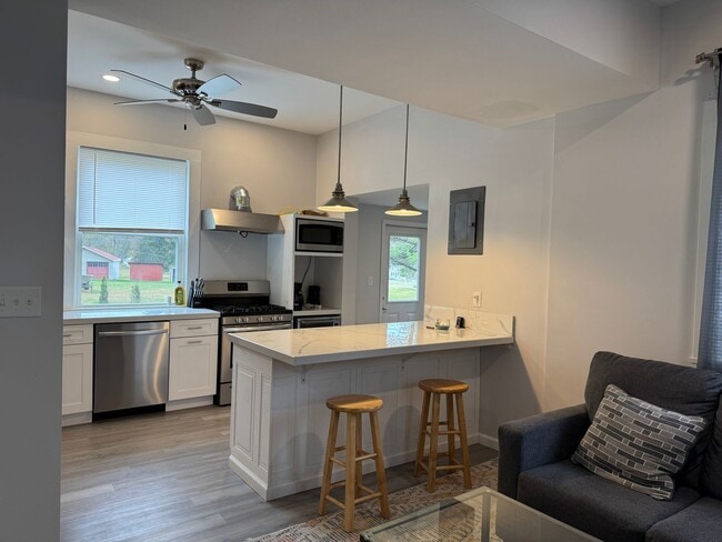 Building Photo - Charming Home in Pembroke with Yard & Storage