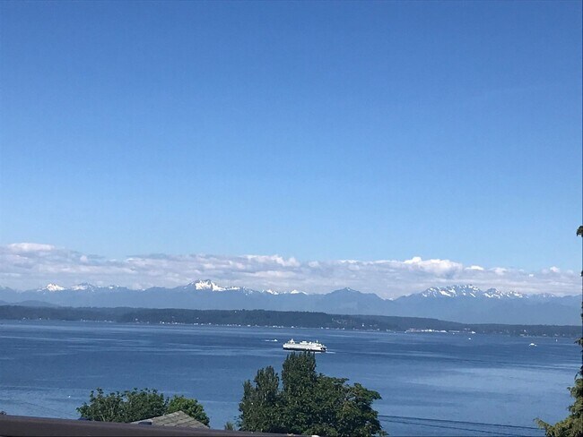 Building Photo - Stunning Sound & Olympic Mountain View Home in North Admiral