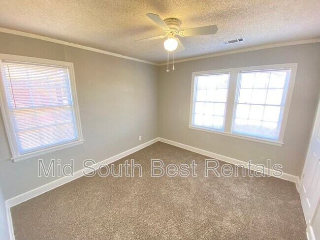 Building Photo - 905 E Mallory Ave