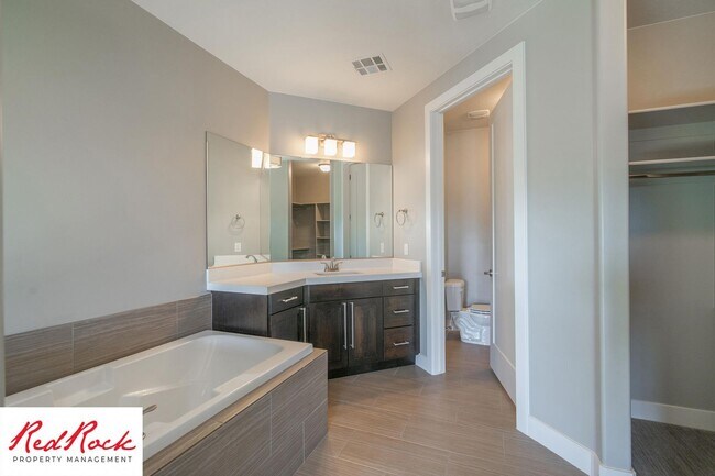 Building Photo - Classy townhome with Community Pool