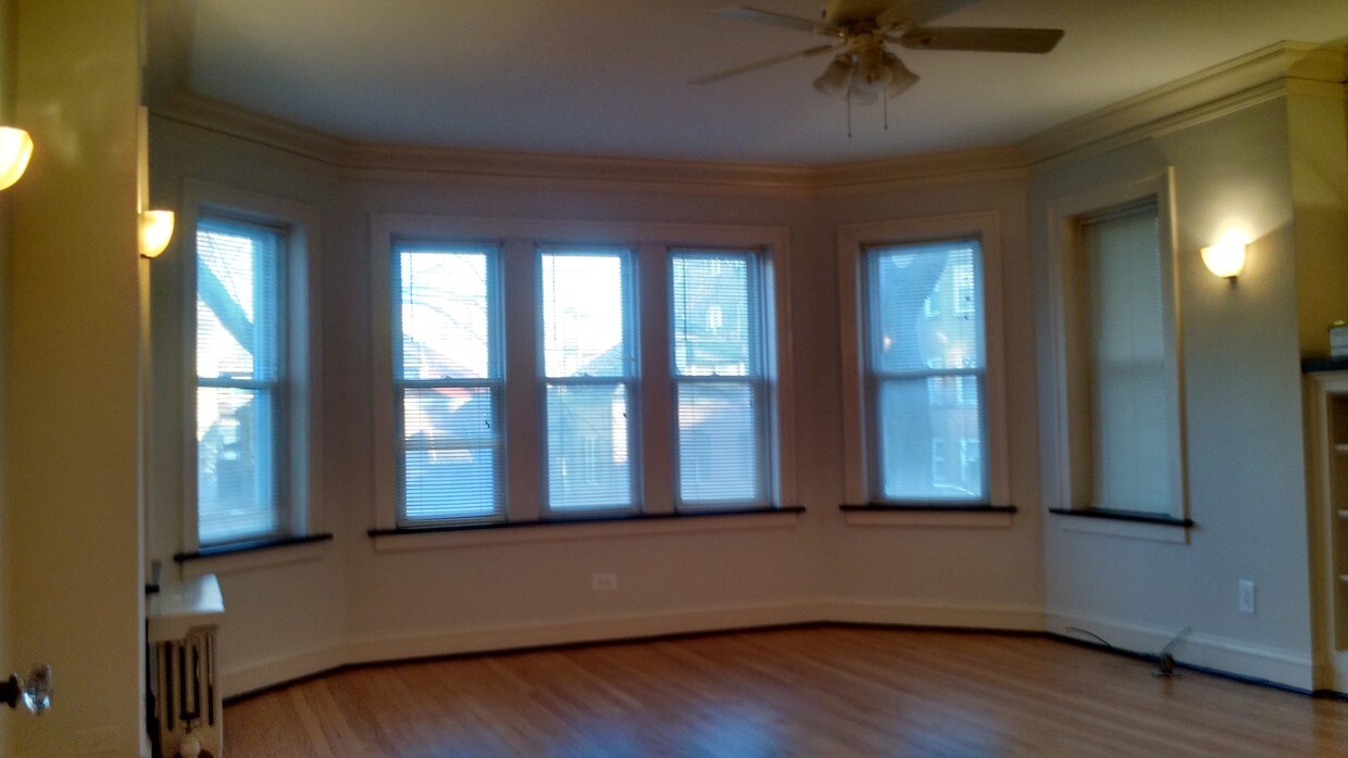 Living Room - 7440 N Claremont Ave