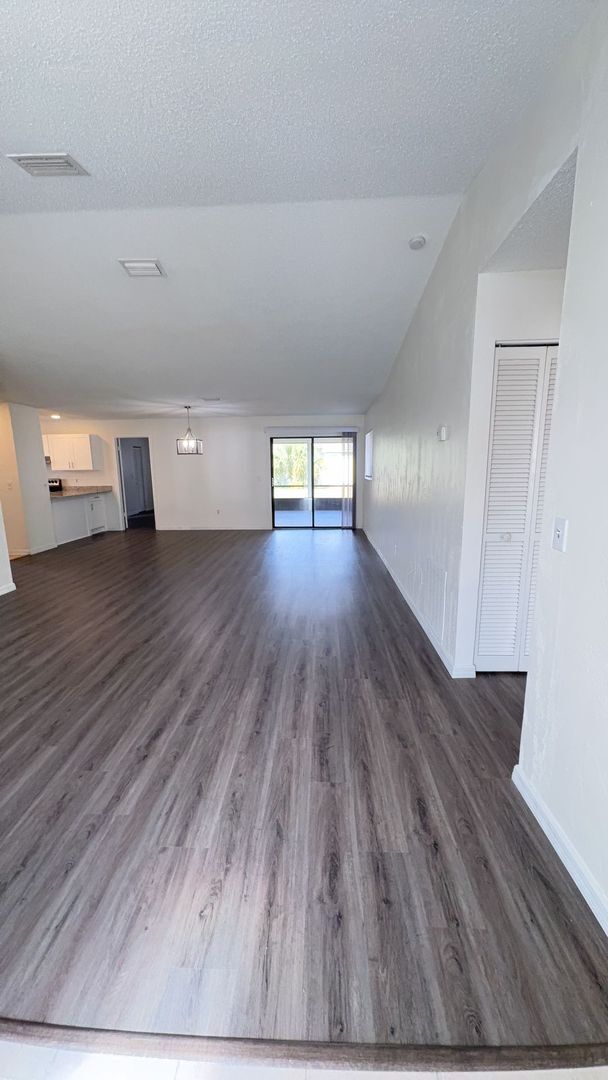 Foto del edificio - Spacious 3 bedroom, 2 bath, large screened...