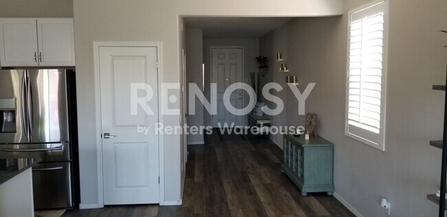 Foto del edificio - Ideal 4 Br 2 Ba 2 Car Garage Home in Gated Community Near Southern and S 16th St in Phoenix