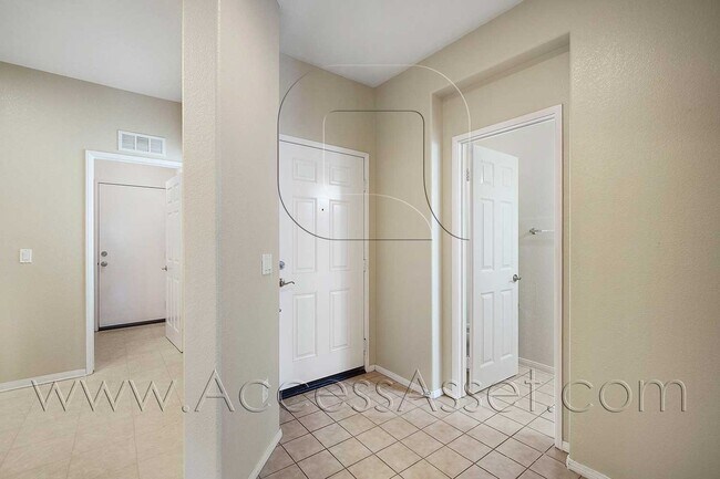 Foto del edificio - Beautiful 3 Bed / 2.5 Bath Townhouse In Vi...