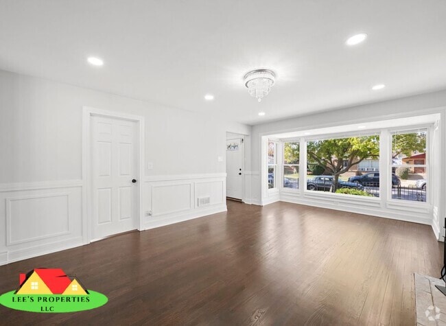 Building Photo - 9047 S Cornell Ave