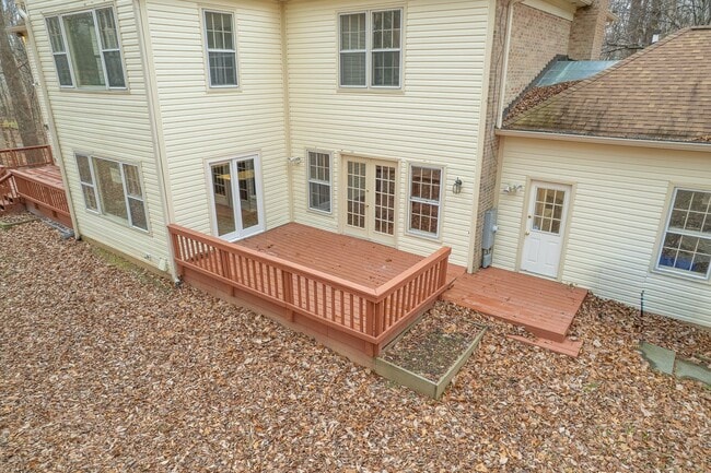 Building Photo - Very well maintained 5BR 4.5BA Colonial on 2.3 acres