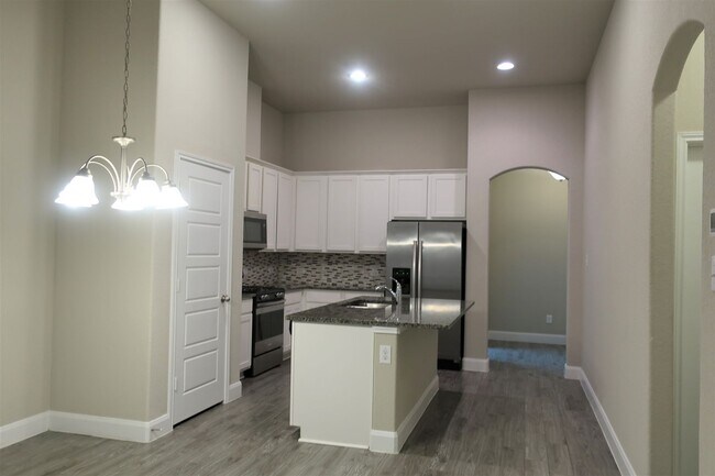 Building Photo - Less than 1 Mile to Gruene / Fridge Included/ Gas Cooking / Covered Patio / CISD