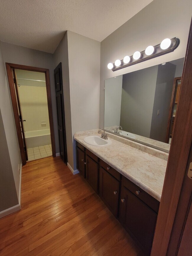 Building Photo - Townhome for Rent in Fridley MN