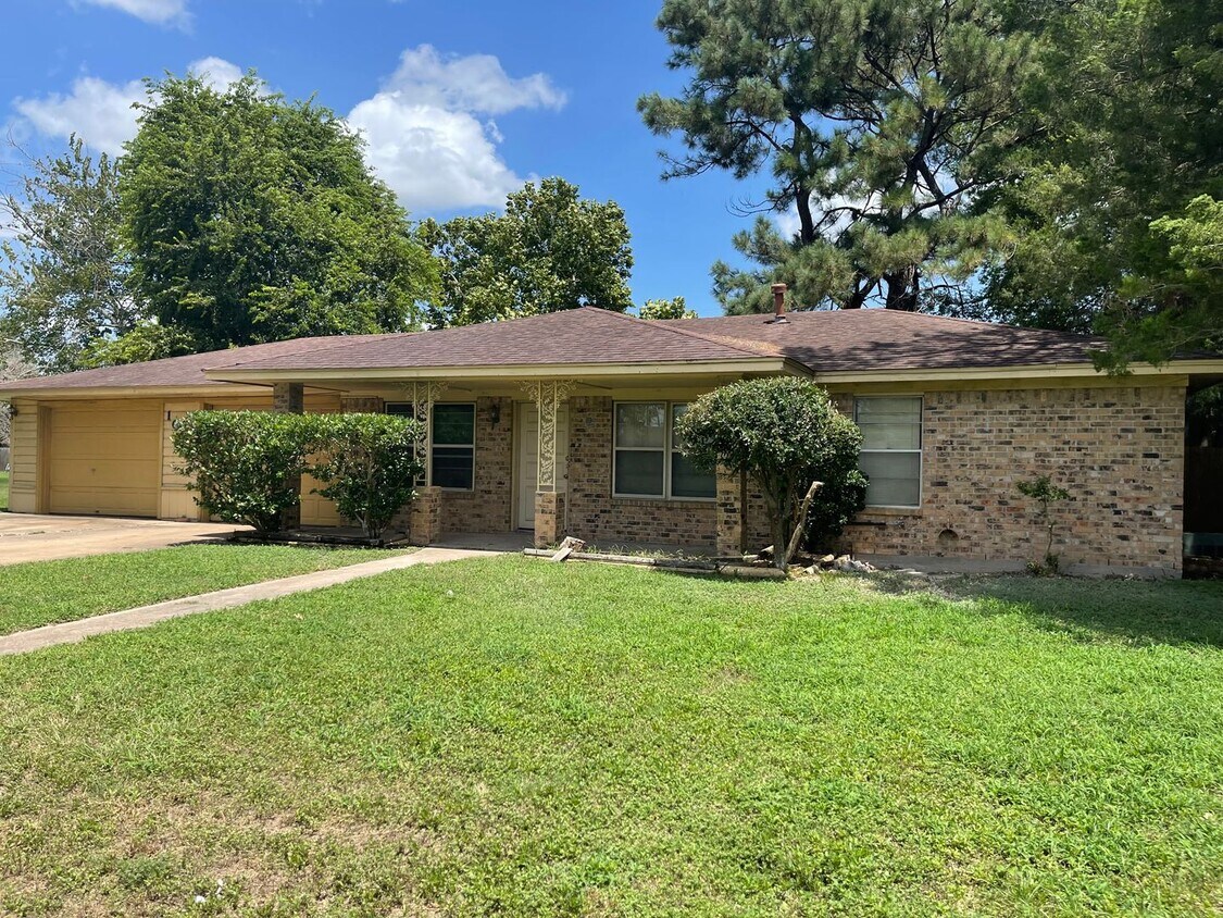 Foto principal - Bryan, 3 bedroom/2 bath house with double ...
