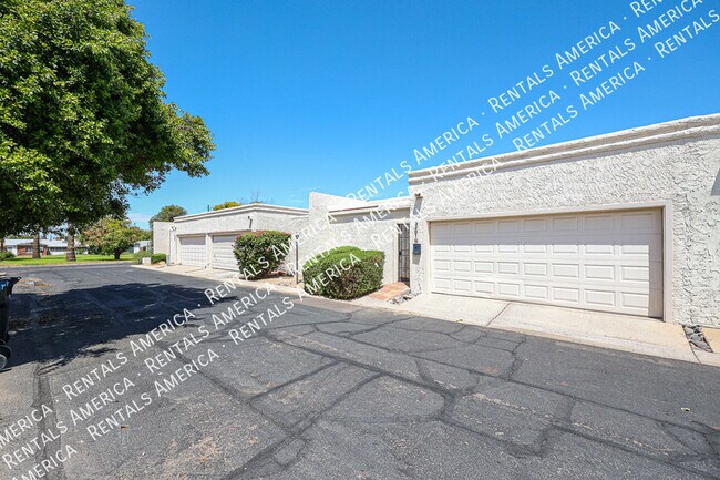 Building Photo - 2610 E Edgemont Ave