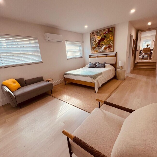 Foto del edificio - Stunning FULLY FURNISHED 3/2.5 entire hous...