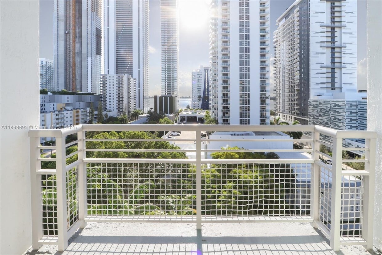 Foto principal - 2200 NE 4th Ave