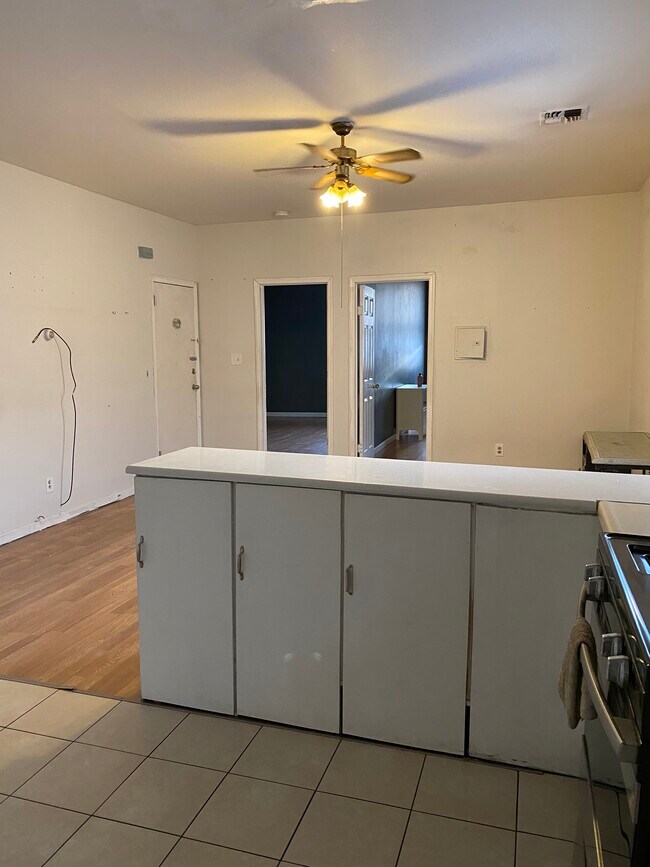 Vista de la cocina a la sala de estar - 104 N Wood Ave