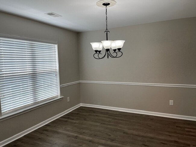 Building Photo - ~~ Very Appealing Ranch Style Home  ~~