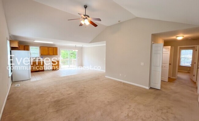Foto del edificio - Spacious 3-Bedroom Home in a Prime Location / Pet-Friendly / Available Now!