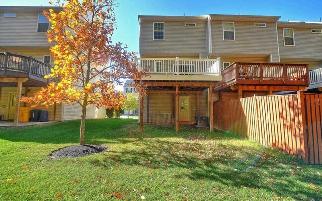 Building Photo - Beautiful End-Unit Townhome in Tanyard Spr...