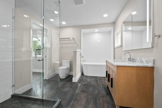 Foto del edificio - Gorgeous Remodeled West Seattle Craftsman w/ Air Conditioning