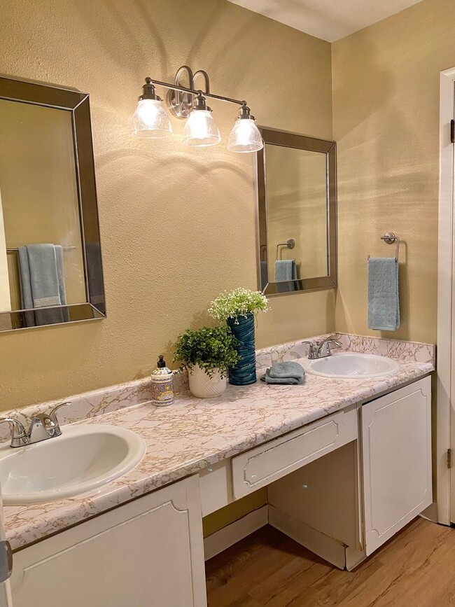 Building Photo - 2 Bedroom 1 1/2 Bath Townhome