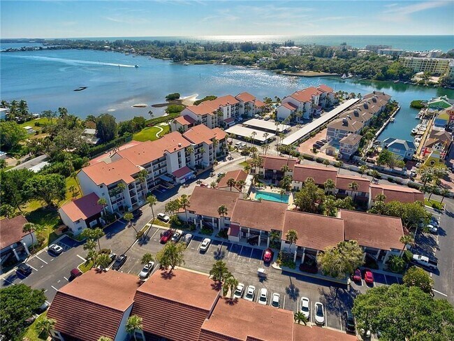Foto del edificio - 1624 Stickney Point Rd