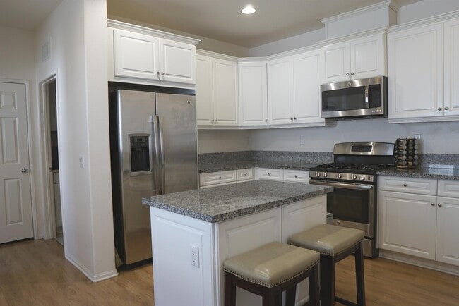 Building Photo - 637 Calle Vibrante