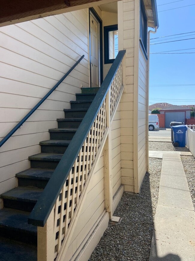 Building Photo - Furnished  Spacious 1 Bedroom / 1 Bath Upp...