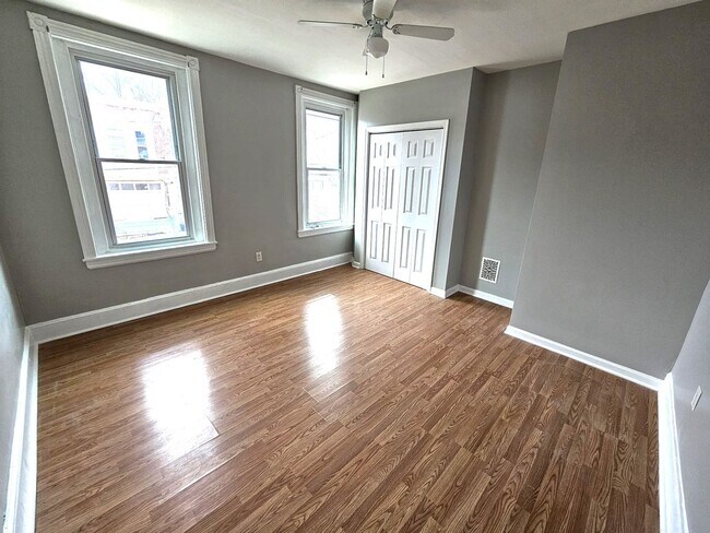 Building Photo - 3 Bedroom 1 bathroom Available