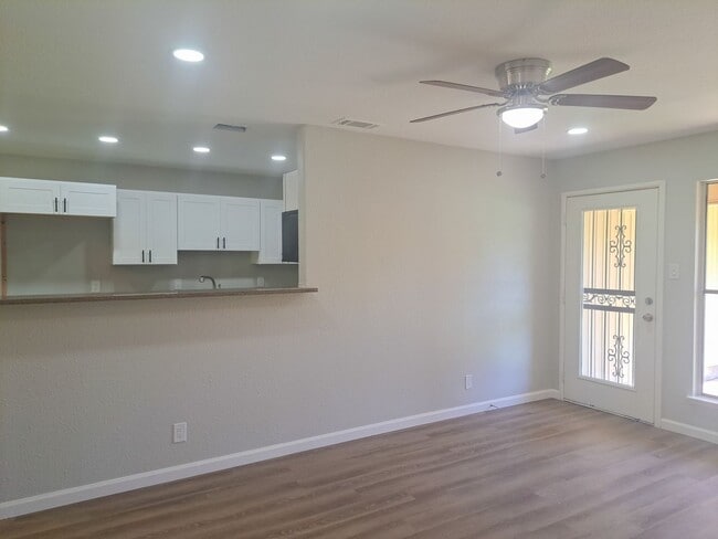 Building Photo - 4 Bedroom / 2 Bath / 2 Car Garage