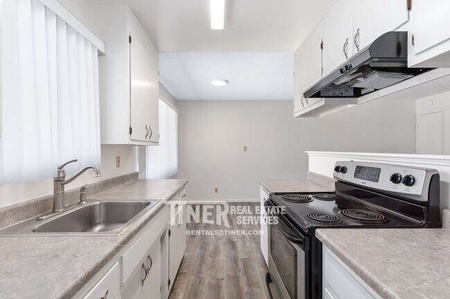 Building Photo - 10799 Coloma Rd