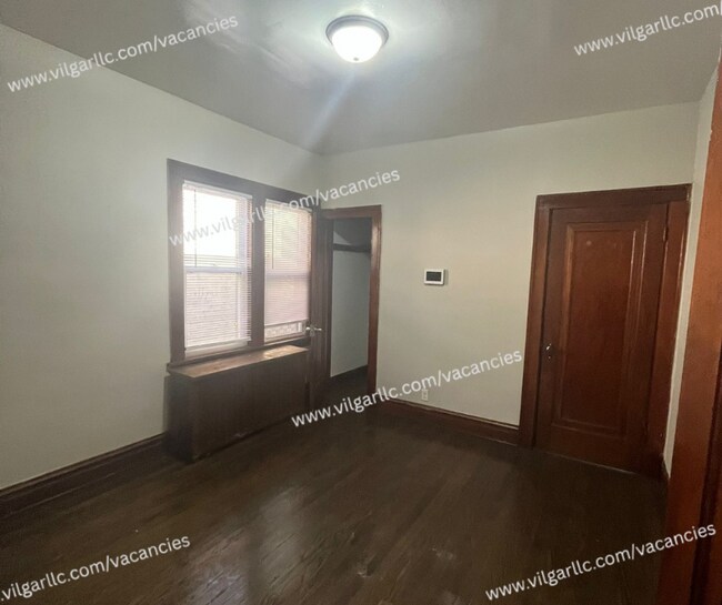 Foto del edificio - 3 large bedrooms, 1 full bath home in Gary, IN