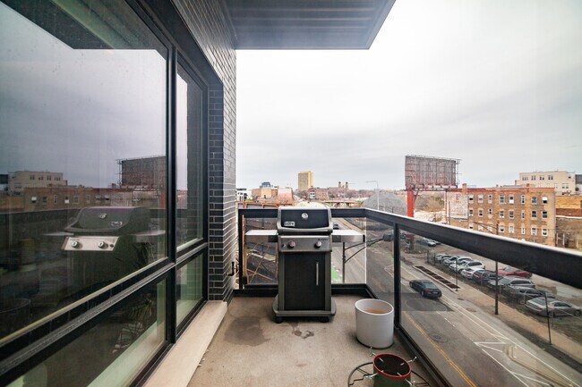 Building Photo - 880 N Milwaukee Ave