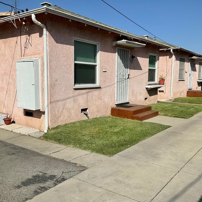 Freestanding HOUSE - 1709 S Redondo Blvd