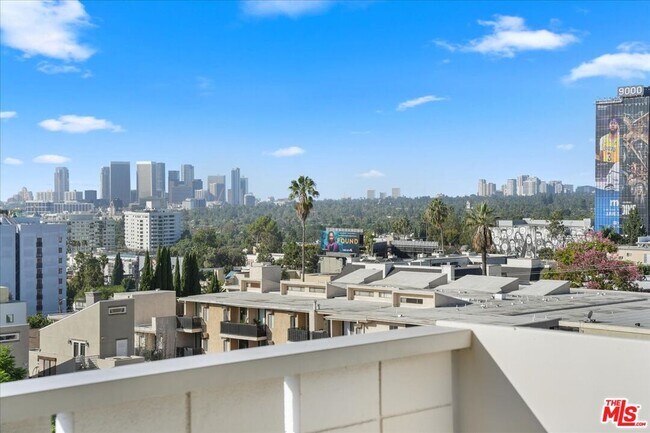 Foto del edificio - 8787 Shoreham Dr