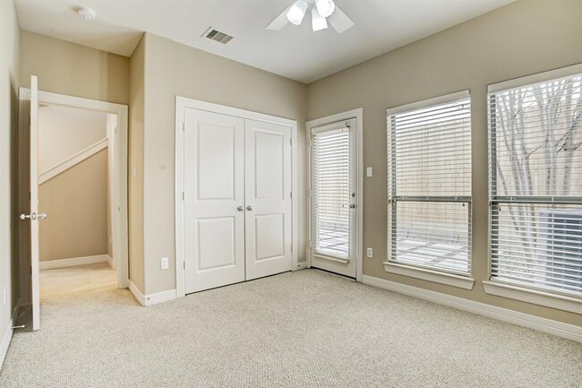 Building Photo - 3824 Center Plaza Dr