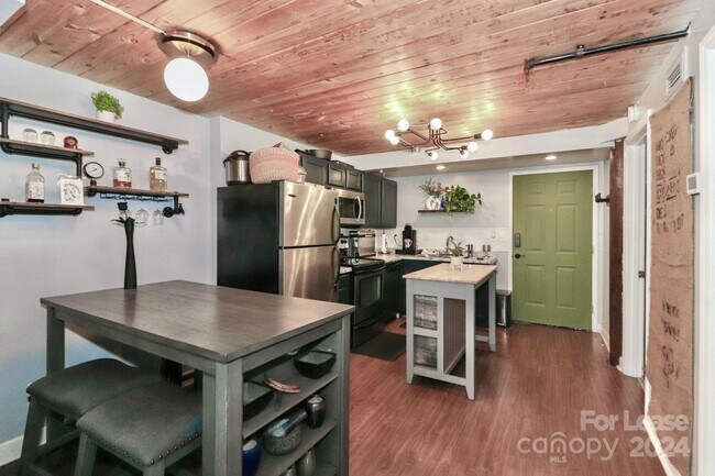 Building Photo - 201 S Hoskins Rd