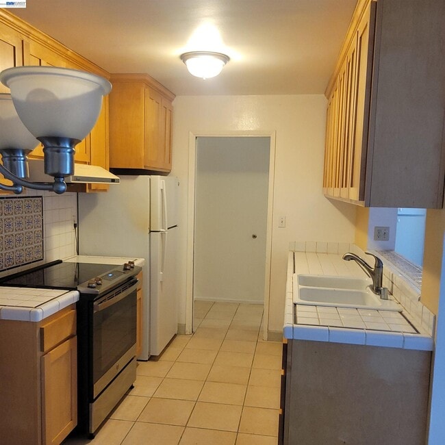 Foto del edificio - 1321 Webster St
