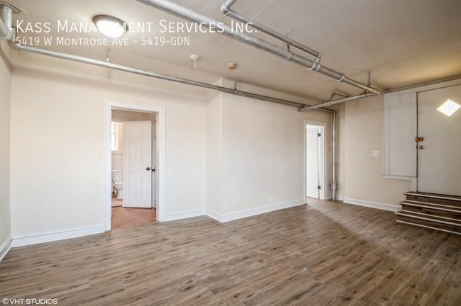 Building Photo - 5419 W Montrose Ave