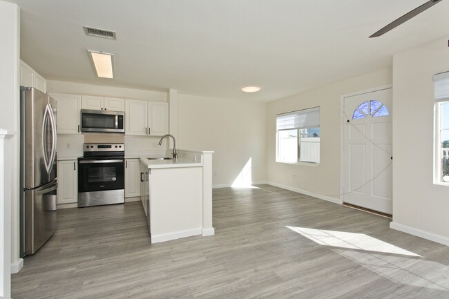 Building Photo - Mariners Place Townhome 3 Bedroom, 2.5 Bath