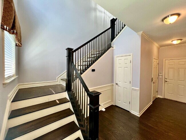 Building Photo - Spacious Townhome with Elevator!