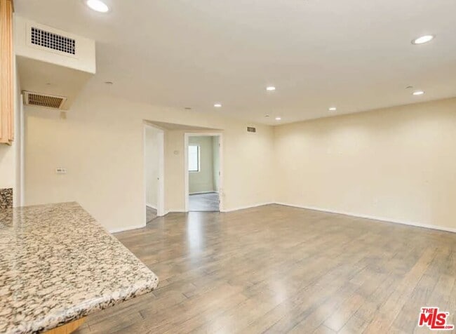 Foto del edificio - 6815 Baird Ave