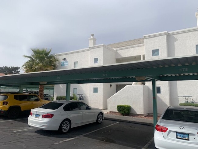 Foto del edificio - GREAT 2 BEDROOM 2 BATH LOCATED NEAR SUMMERLIN