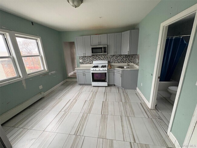 Foto del edificio - 56-33 Waldron St