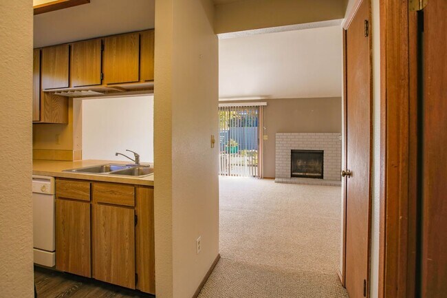 Foto del edificio - Spacious Langley Condo with Private Rear Y...